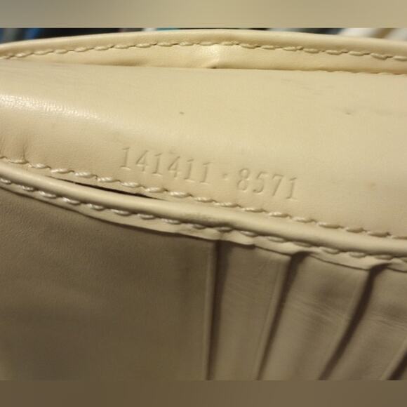 Authentic Gucci Pink and Silver D Ring Abby Compact Wallet - Picture 3 of 16